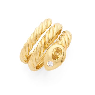 BAGUE présentant un décor de serpent enroulé et torsadé. La …
