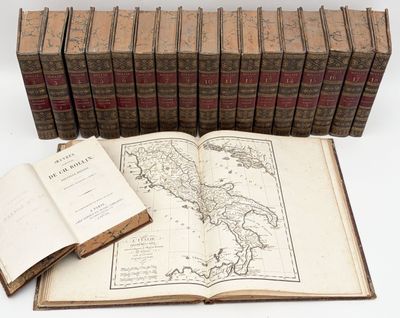 plusieurs vieux livres sont empilés sur une table