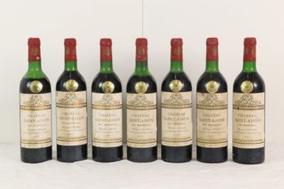 six bouteilles de vin sont alignées sur une table