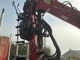 un camion rouge équipé d'une grue à l'arrière