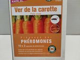 une boîte de carottes posée sur une table