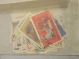 un paquet de timbres posé sur une table