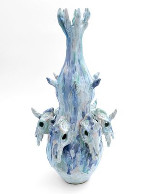 un vase bleu orné d'une volée d'oiseaux