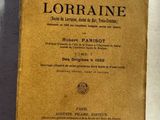 un vieux livre posé sur une table recouverte d'un tissu blanc