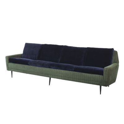 un canapé vert et bleu avec des coussins noirs sur fond blanc