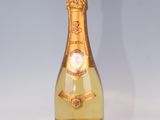 une bouteille de champagne posée sur une table