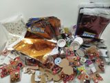 une pile d'objets assortis sur une table