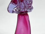 figurine en verre violet représentant une femme tenant une fleur
