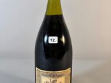 une bouteille de vin posée sur une table