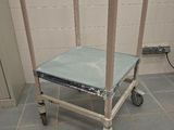 une photo d'une chambre d'hôpital avec un lit posé sur un chariot