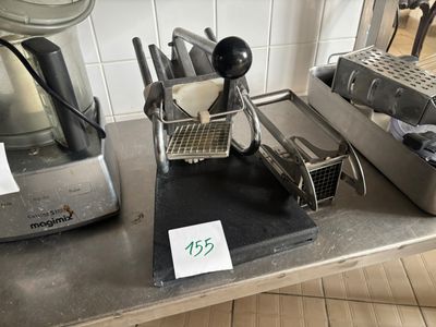 beaucoup d'ustensiles de cuisine sur le plan de travail