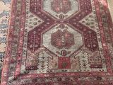 un grand tapis accroché au mur d'une pièce