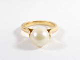 gros plan d'une bague en perle sur une surface blanche