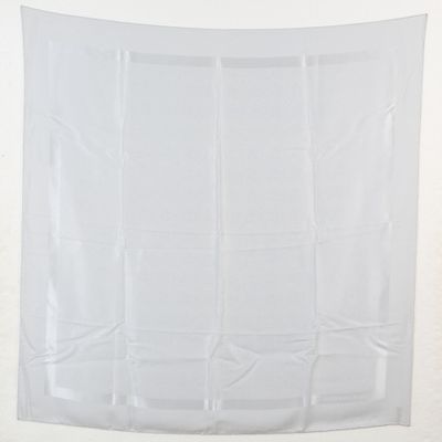 une photo d'un tissu blanc accroché à un mur