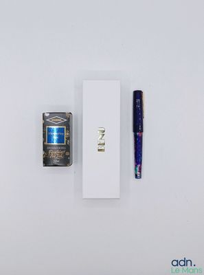 une cigarette et un briquet posés l'un à côté de l'autre