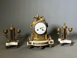 trois types d'horloges différents posés sur une table
