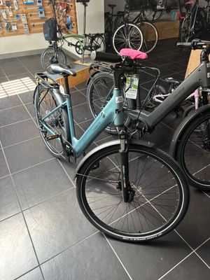deux vélos garés dans un magasin
