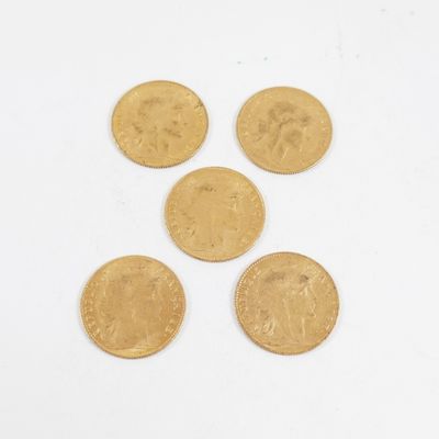 un groupe de cinq pièces d'or sur un fond blanc