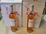 deux bouteilles de vin posées sur une table, à côté d'une boîte