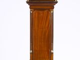 une horloge de parquet qui se trouve au milieu de la pièce