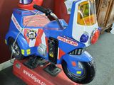 une petite moto jouet avec un casque et un casque