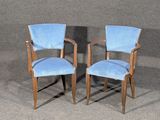 Voici deux chaises placées l'une à côté de l'autre