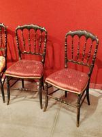 Deux paires de chaises en bois noirci. (photo 6)