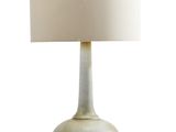 une lampe de table blanche avec un abat-jour beige