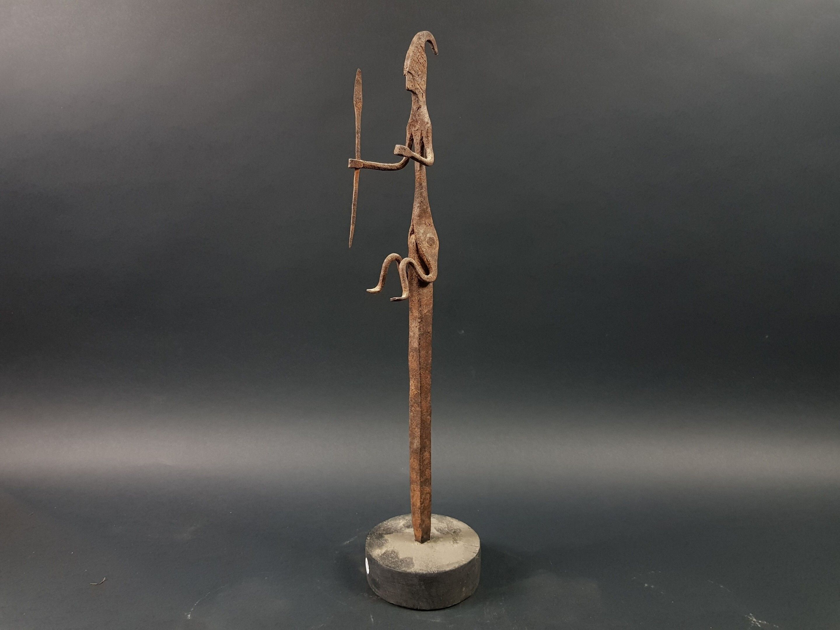 Piquet Dogon, Mali Fer Fer forgé Dogon figurant un guerrier assis tenant une lance. H. 51 cm