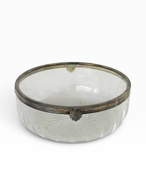 un bol blanc à bord doré et orné d'un motif floral