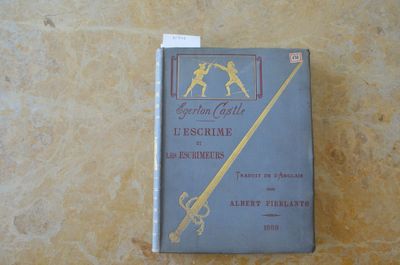 un livre posé sur une table