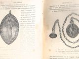 un livre ouvert sur lequel figure l'image d'une médaille