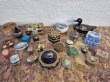 une table sur laquelle se trouvent de nombreux objets différents