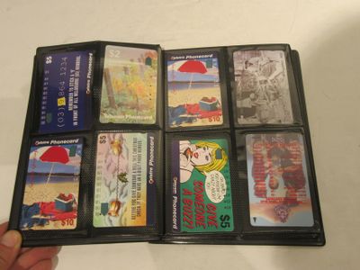 une personne tenant un portefeuille rempli de différentes cartes