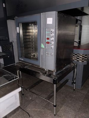 une image d'un four commercial dans une cuisine commerciale