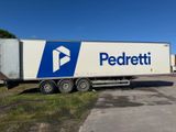 un camion semi-remorque garé dans un parking