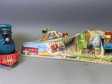 un petit train posé à côté d'un autre petit train