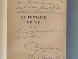 un livre écrit posé sur une table