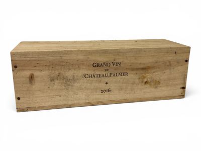 an old wooden crate with a label on it that says grand vin