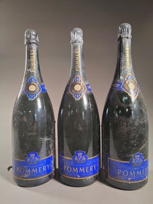 trois bouteilles de champagne posées côte à côte sur une table