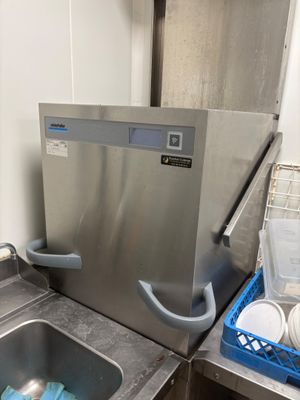 un évier en inox dans une cuisine, à côté d'un plan de travail en métal