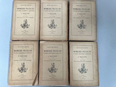 quatre boîtes de savon posées sur une surface bleue