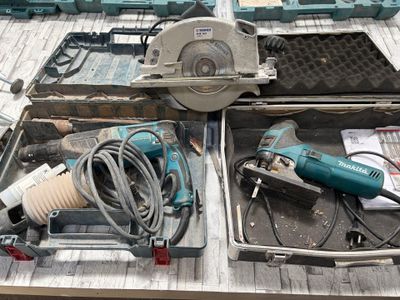 de nombreux outils posés ensemble sur une table
