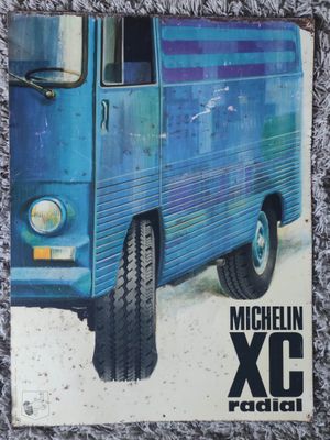une photo d'une camionnette bleue garée sur le bord de la route