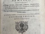un vieux livre écrit posé sur une table
