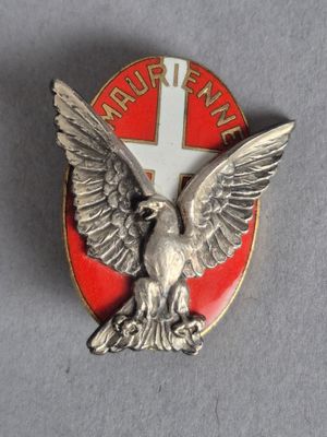 une image représentant un insigne rouge et blanc orné d'un aigle