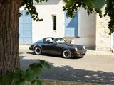 une voiture noire garée devant un bâtiment