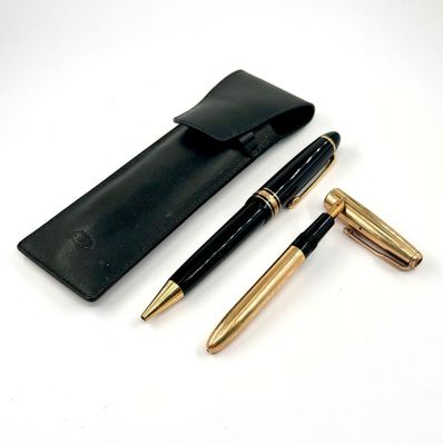 deux stylos et un étui à stylos posés sur une surface blanche