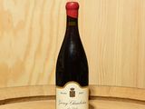 une bouteille de vin posée sur un tonneau
