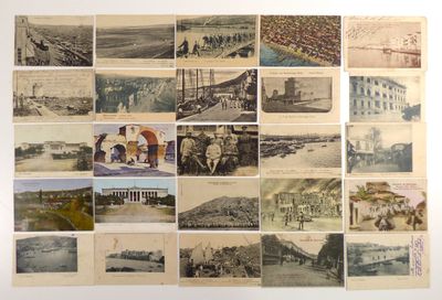 Plusieurs vieilles photos de personnes et de bâtiments sont accrochées au mur